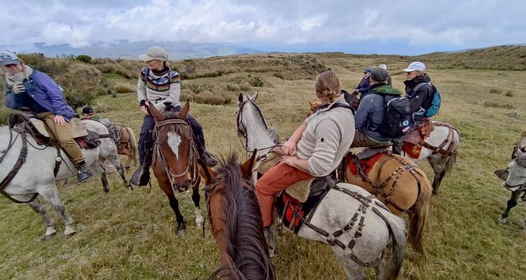Groupe de personnes à cheval dans un champ ouvert pittoresque.
