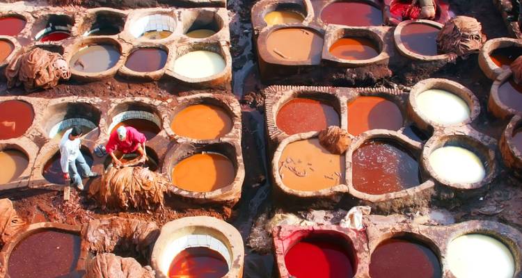 Fosses de tannage traditionnel en cuir avec divers colorants.