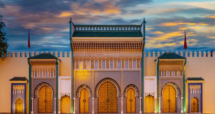 Magnifiques portails dorés illuminés au crépuscule.