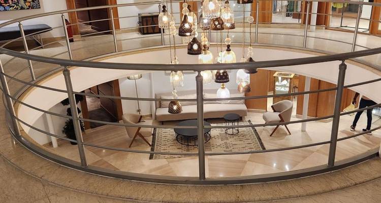 Un salon d'hôtel élégant avec un éclairage unique.