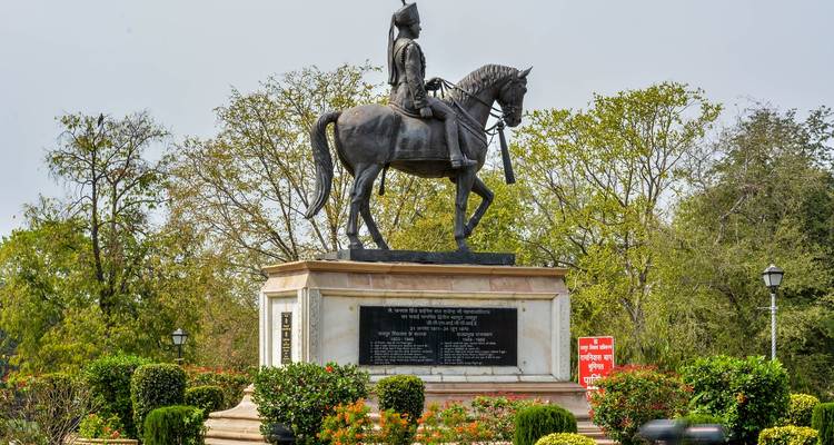 Reiterstatue in einem Park mit Gedenktafel.