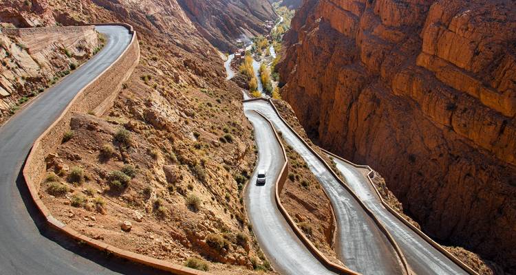 Serpentinenstraße zwischen steilen Felsklippen.