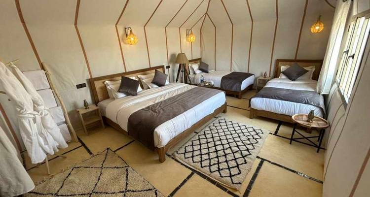 Innenansicht eines gut ausgestatteten Hotelzimmers mit Betten.