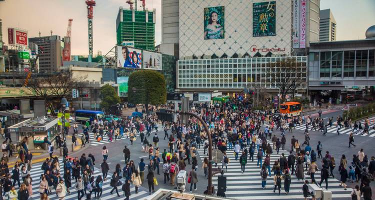 El icónico cruce de Shibuya atestado de gente cruzando por anchas líneas peatonales