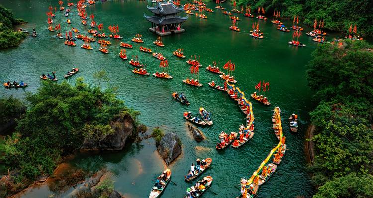 Escena animada del río con barcos decorados en formación.