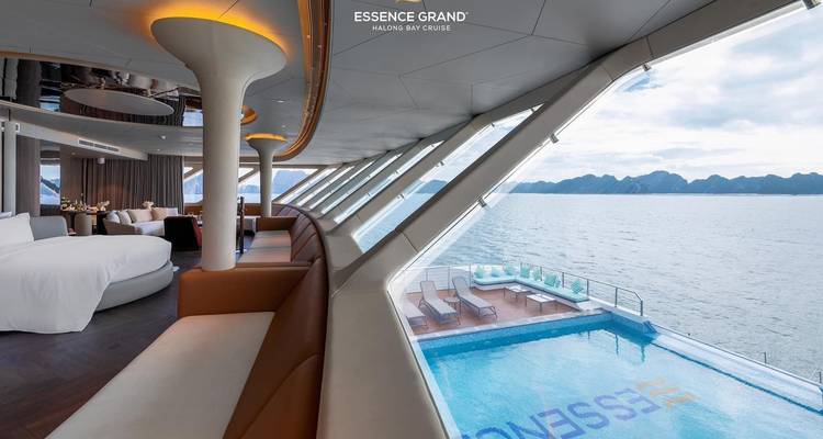 Intérieur d'un navire de croisière avec des chaises longues et une piscine.