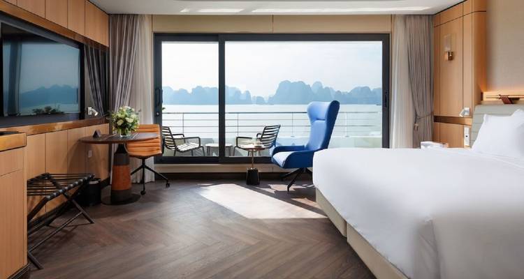 Chambre d'hôtel de luxe avec balcon et vue sur mer.