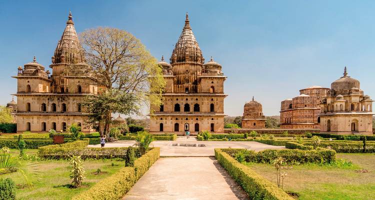 Sierlijke tempels in een aangelegde tuin, mogelijk in Orchha.