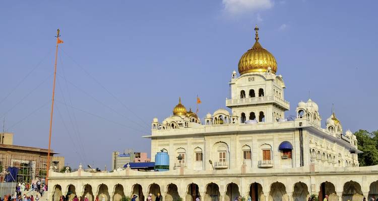 Een grootse tempel met koepels, waarschijnlijk in Delhi.