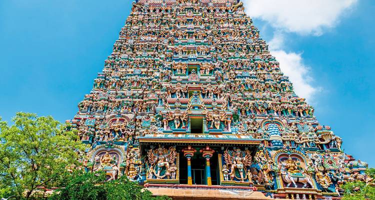 Tour de temple finement sculptée avec des figures vibrantes.