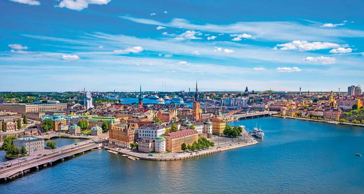 Panoramablick auf Stockholms Stadtbild und Wasser.
