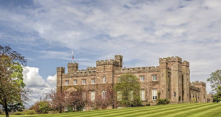 Scone Palace mit gepflegten Rasenflächen.