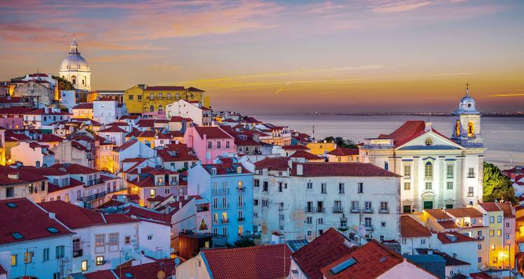 Paysage urbain de Lisbonne au coucher du soleil.