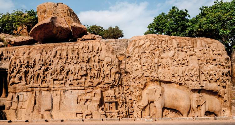 Geschnitzte Steinreliefs, die Tiere und Figuren darstellen.