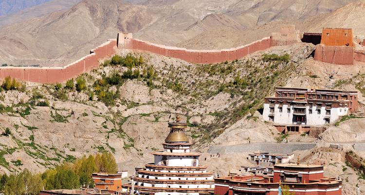 Vista panorámica del Monasterio Palcho y el paisaje circundante en Shigatse.