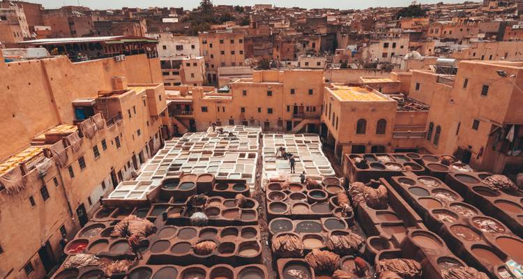 Paysage urbain d'une médina avec de grandes fosses de teinture pour la teinture textile.