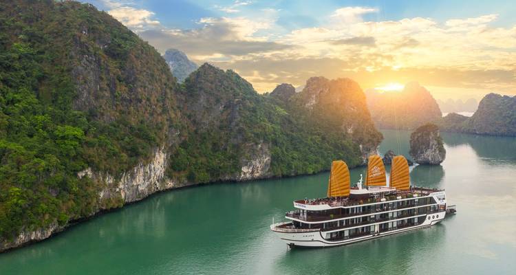 Crucero La Regina Legend - 2 Días 1 Noche en Lujo 5 Estrellas en la Bahía de Lan Ha - Indochina Today Travel 1