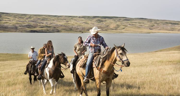 Ranchos, Praderas y Rocosas: Viaje por carretera de Saskatchewan a Alberta - Landsby 6
