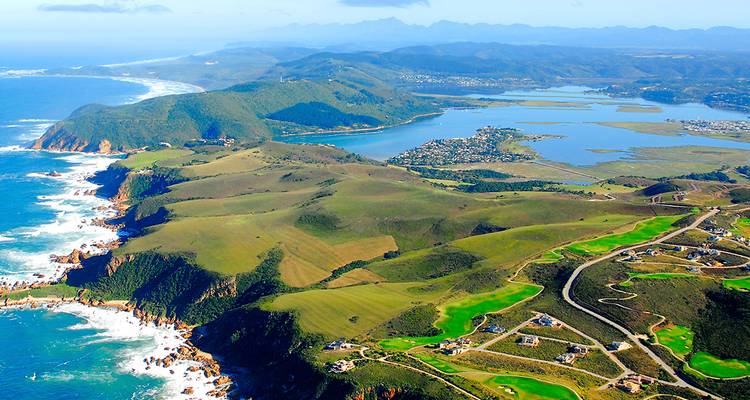 Vista aérea de la costa dramática, acantilados y lagunas alrededor de Knysna en la Ruta de los Jardines de Sudáfrica.