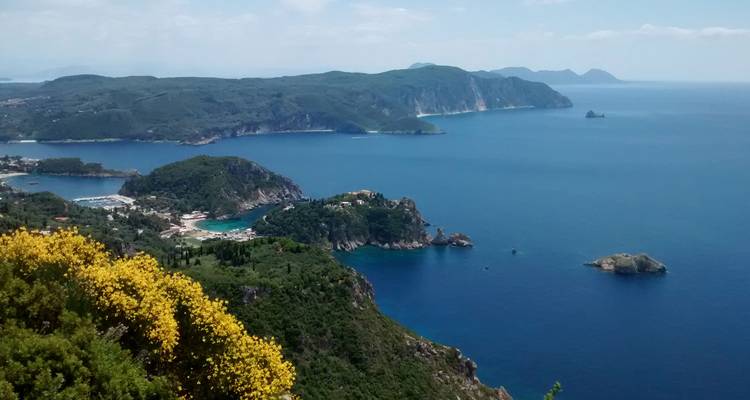 Kustlandschap met ruige kliffen en zee.