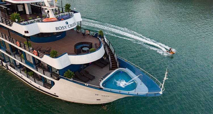 Luchtfoto van cruiseschip en persoon op jetski.