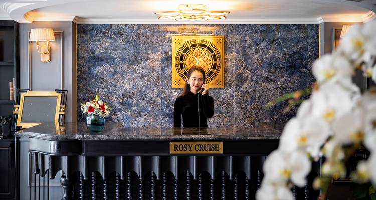 Receptieruimte met een personeelslid aan de balie.