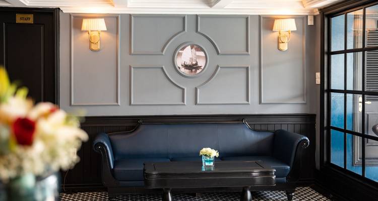 Loungeruimte met bank en decoratie.