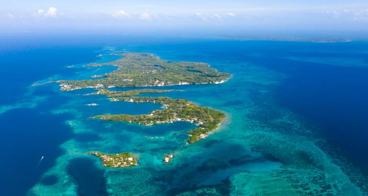 Una perspectiva aérea amplia de una cadena de islas rodeada por un mar azul vivido.