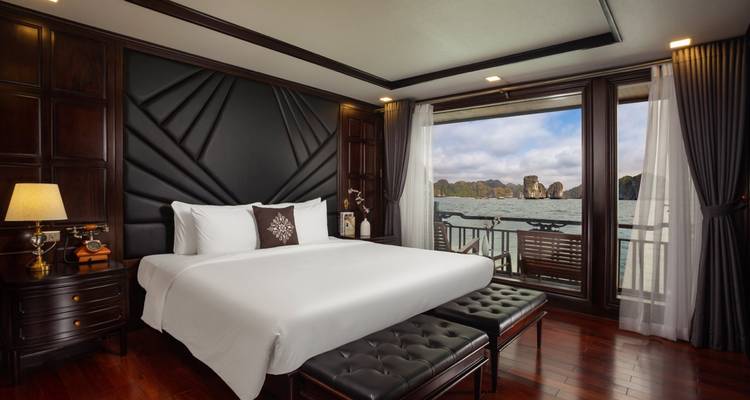 Cabine de luxe sur un navire de croisière avec vue sur mer.