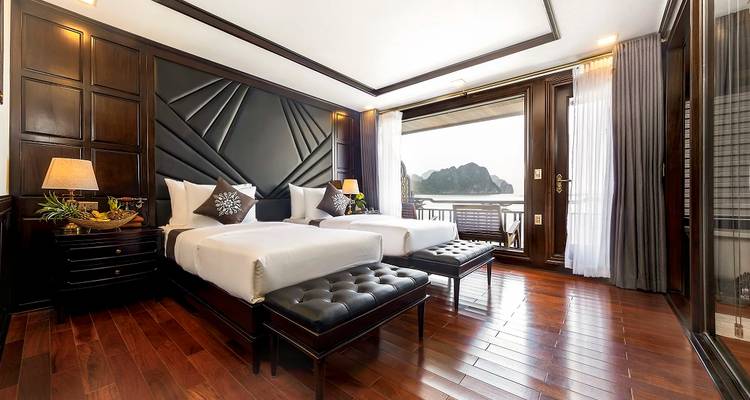 Cabine à lits jumeaux sur un navire de croisière avec vue sur mer.