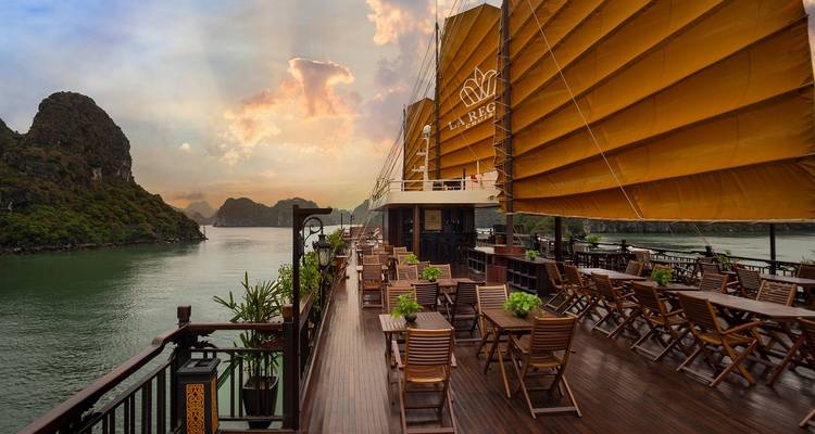 Pont d'un navire de croisière avec vue sur les falaises calcaires.