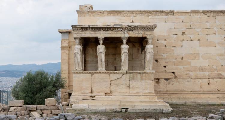 Het Erechtheion op de Akropolis met de Kariatiden Portiek.