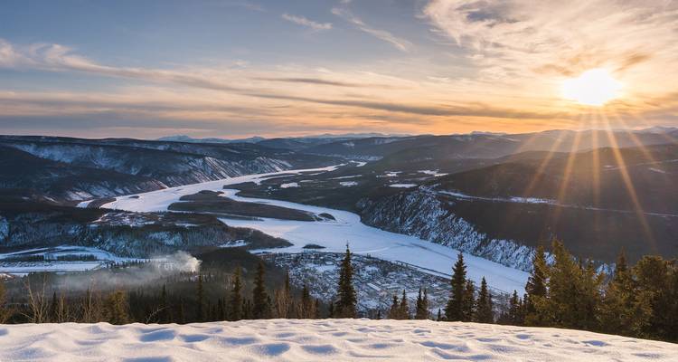 Une vue à couper le souffle d'une vallée fluviale enneigée au lever du soleil.