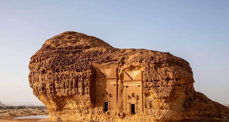 Monumentales, in den Fels gehauenes Grab von Qasr al-Farid, das allein im Wüstenlicht steht.