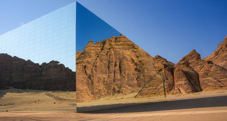 Elegante spiegelverkleidete Maraya-Konzerthalle, die schroffe Wüstenklippen in AlUla reflektiert.