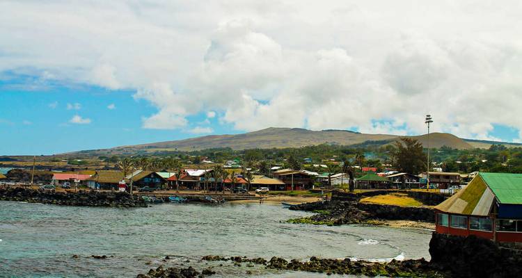 Kustplaats op Paaseiland met heuvels op de achtergrond.