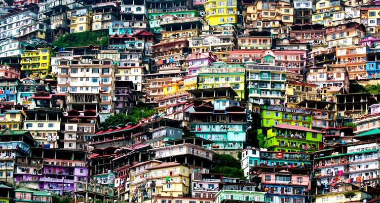Des bâtiments colorés empilés sur une colline dans une ville.