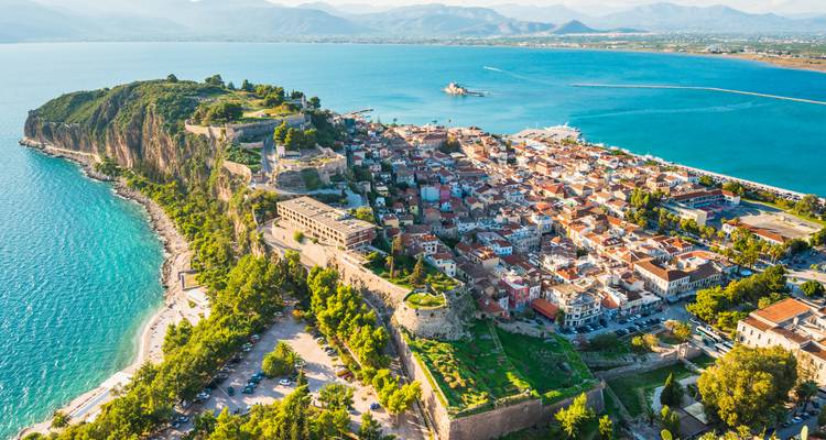 Kustlandschap van Nafplion met zee en bergen.
