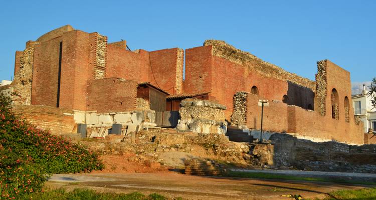 Historische bakstenen ruïnes onder heldere hemel.