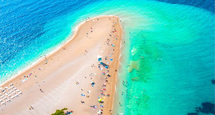 Luftaufnahme des Strandes Zlatni Rat mit schwimmenden Menschen.