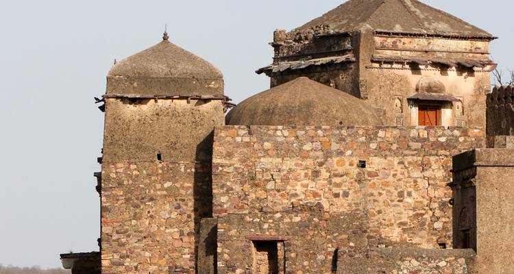 Ruinas de fuerte de piedra con torres de vigilancia abovedadas que se alzan sobre muros escarpados.