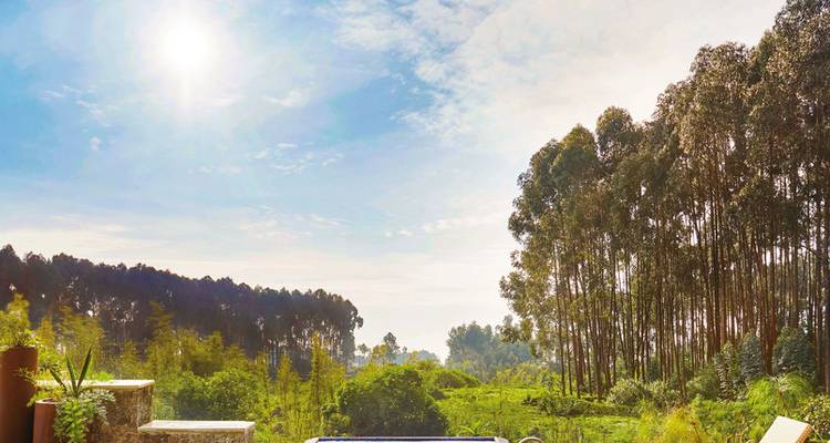 Habitación de hotel lujosa con amenidades modernas.