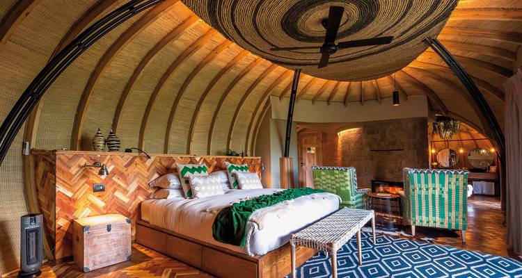 Luxuriöse Suite-Innenausstattung mit traditionellen Designelementen.