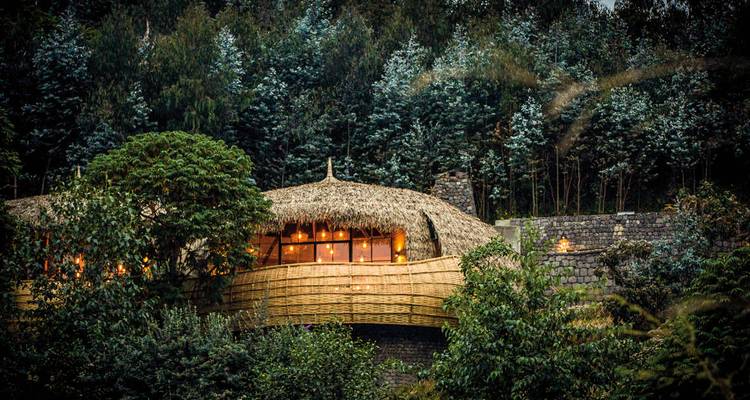 Traditionell gestaltete Lodge, umgeben von dichtem Baumlaub.