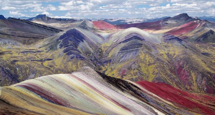 Levendige veelkleurige bergen.