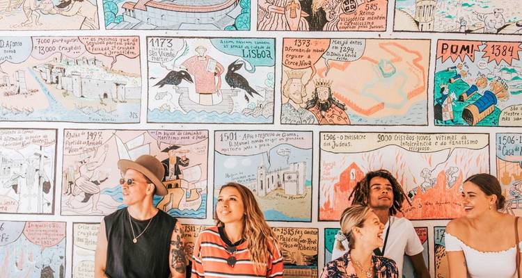 Grupo de amigos sonriendo bajo una pared de azulejos estilo cómic vintage en Lisboa.