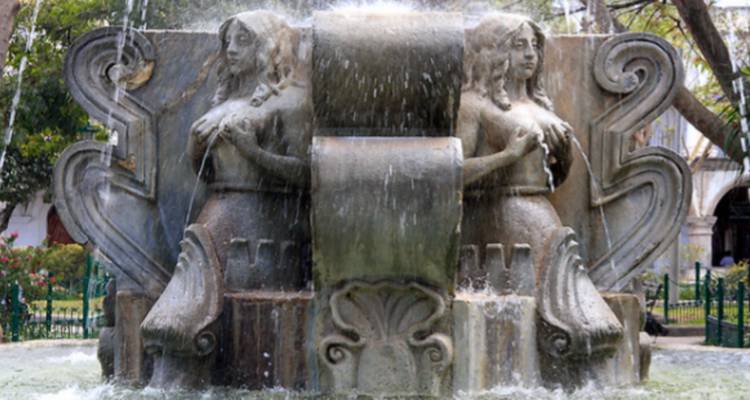 Fontaine ornée de sculptures dans un parc