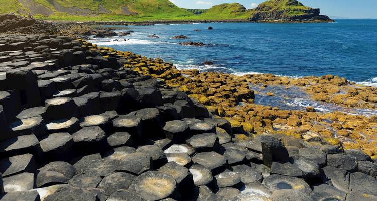 Giant's Causeway in Nordirland mit sechseckigen Gesteinsformationen am Meer.
