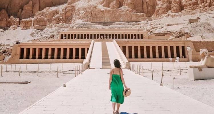 Mujer caminando hacia el Templo Funerario de Hatshepsut en Egipto