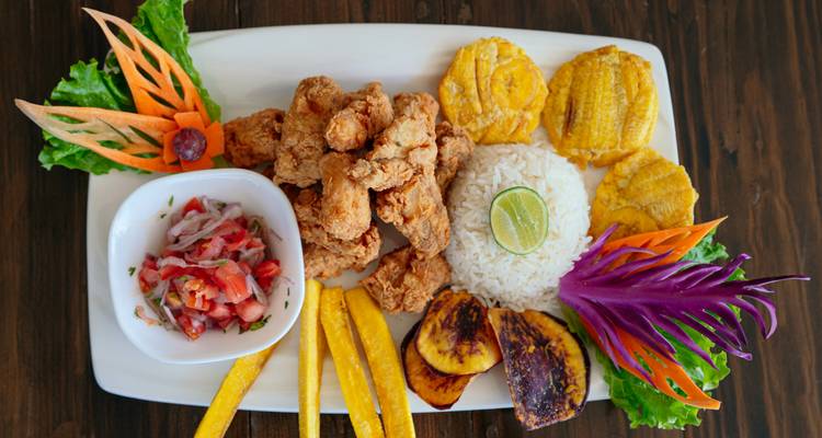 Eine Vielfalt traditioneller Speisen auf einem Teller.